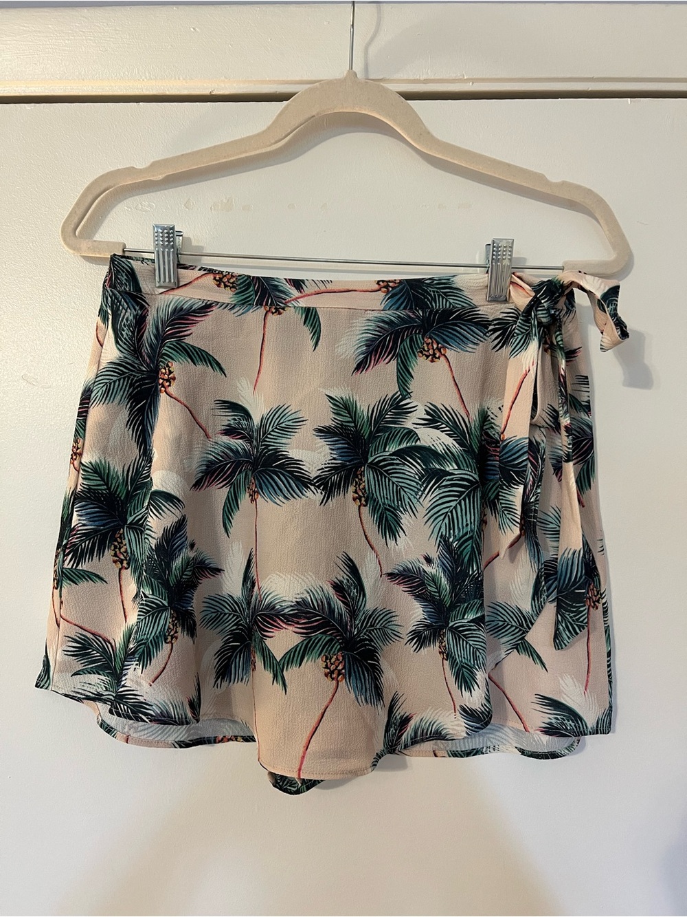 Women’s Palm-Print Tie-Waist Shorts - Beige/Green